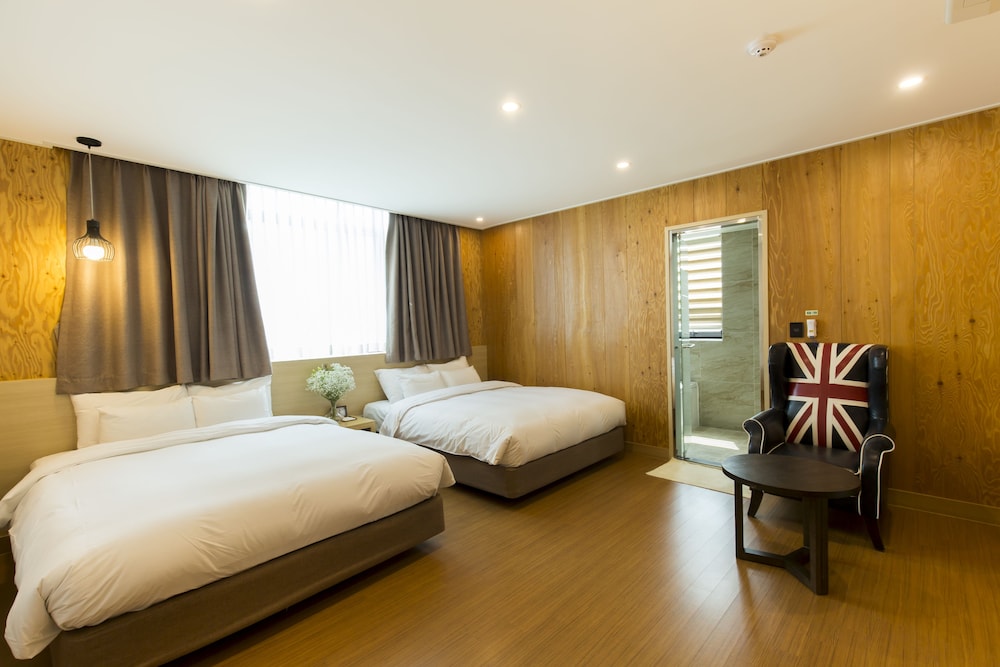 FAMILY, TWIN BEDS