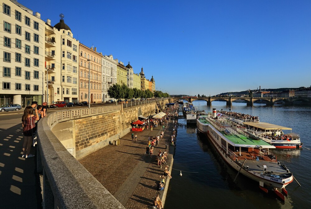 DANCING HOUSE HOTEL 65/75
