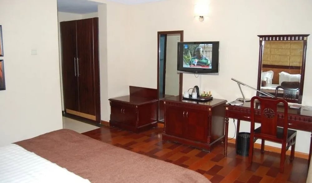 Golden Tulip Owu Crown Ibadan 29/45