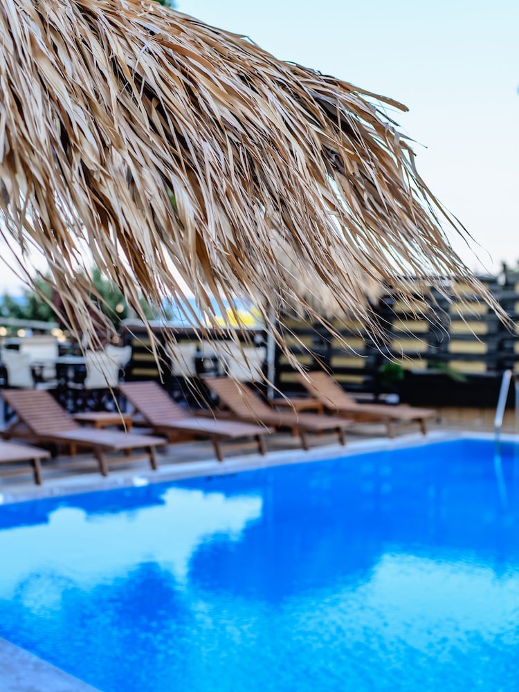 Mati Hotel 2/53