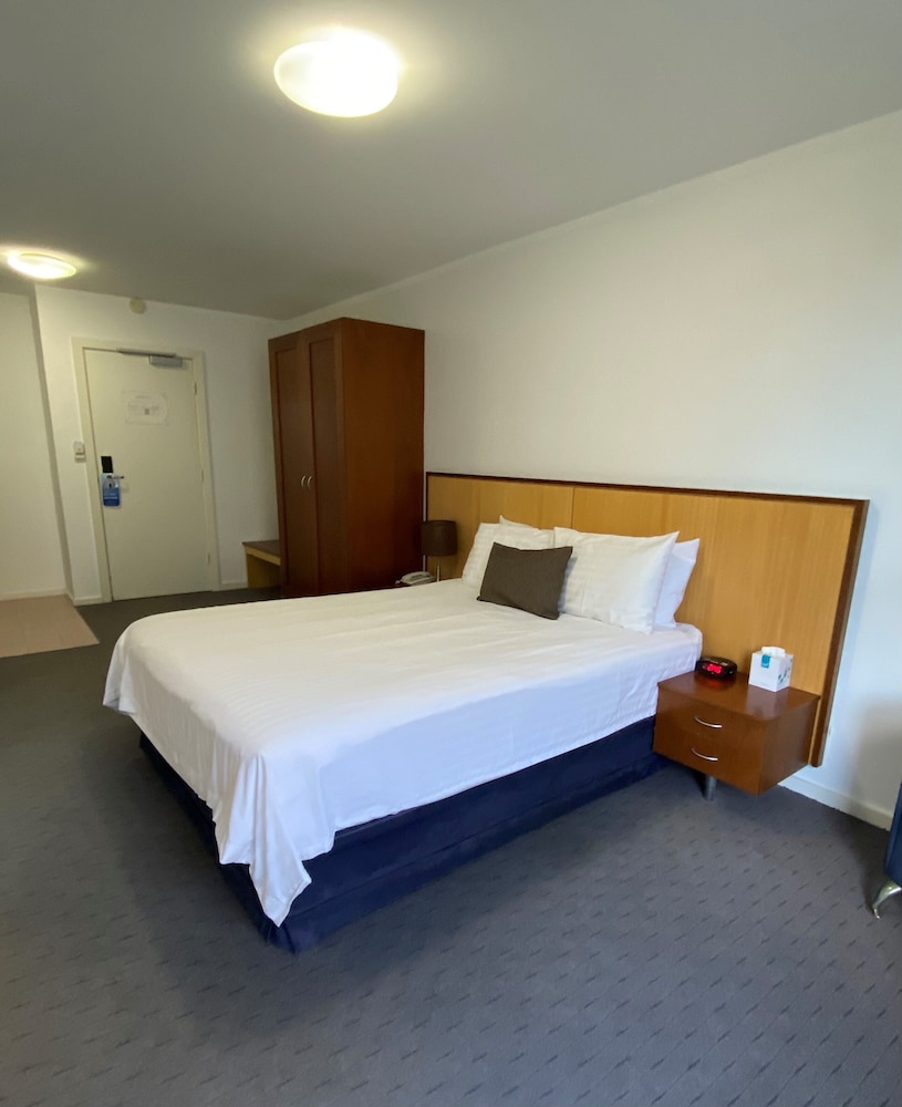 Ocean Beach Hotel 9/45