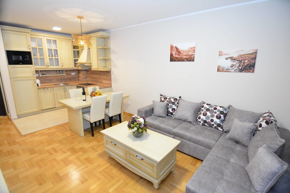 Apartments Dobrotski Dvori 23/64