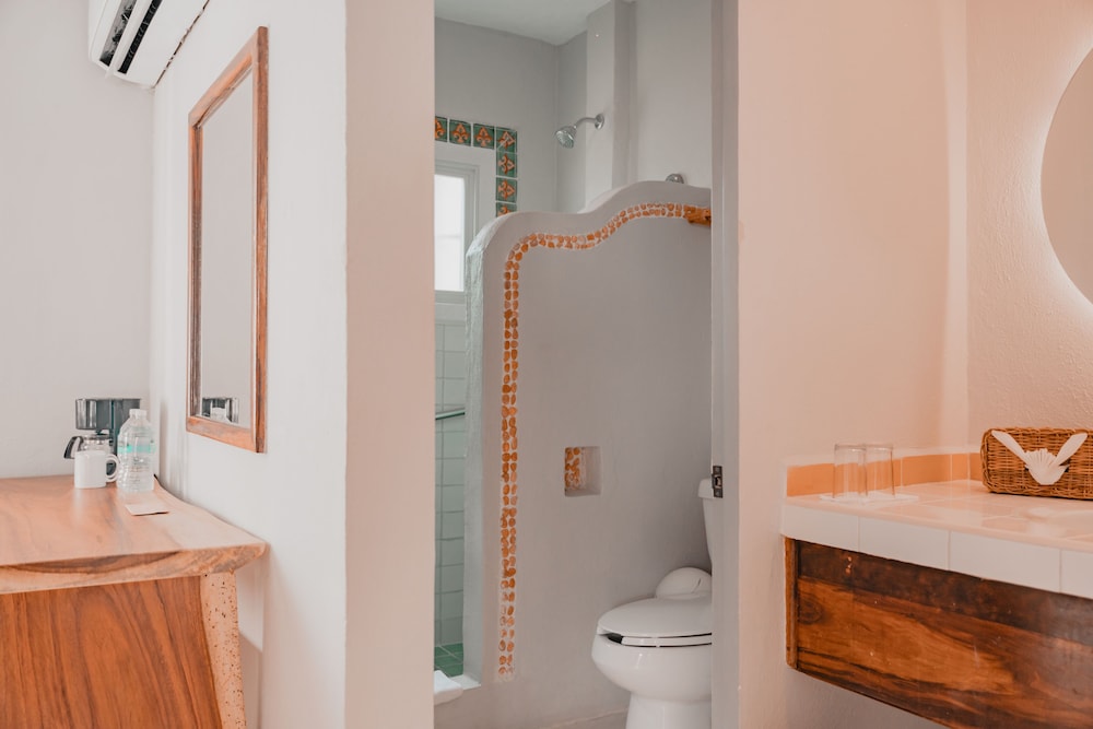 Petit Lafitte Hotel 52/53