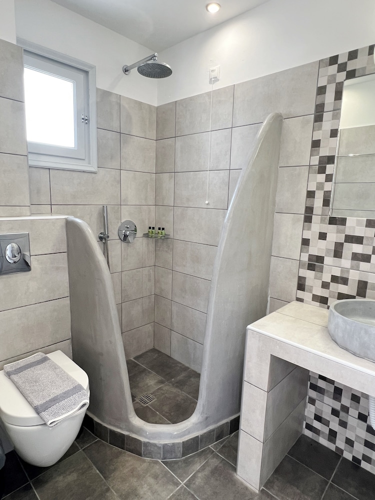 2 Bedrooms, Loft, 1 Queen and 1 Single Bed, Sea View, Terrace, White Lily 5/6