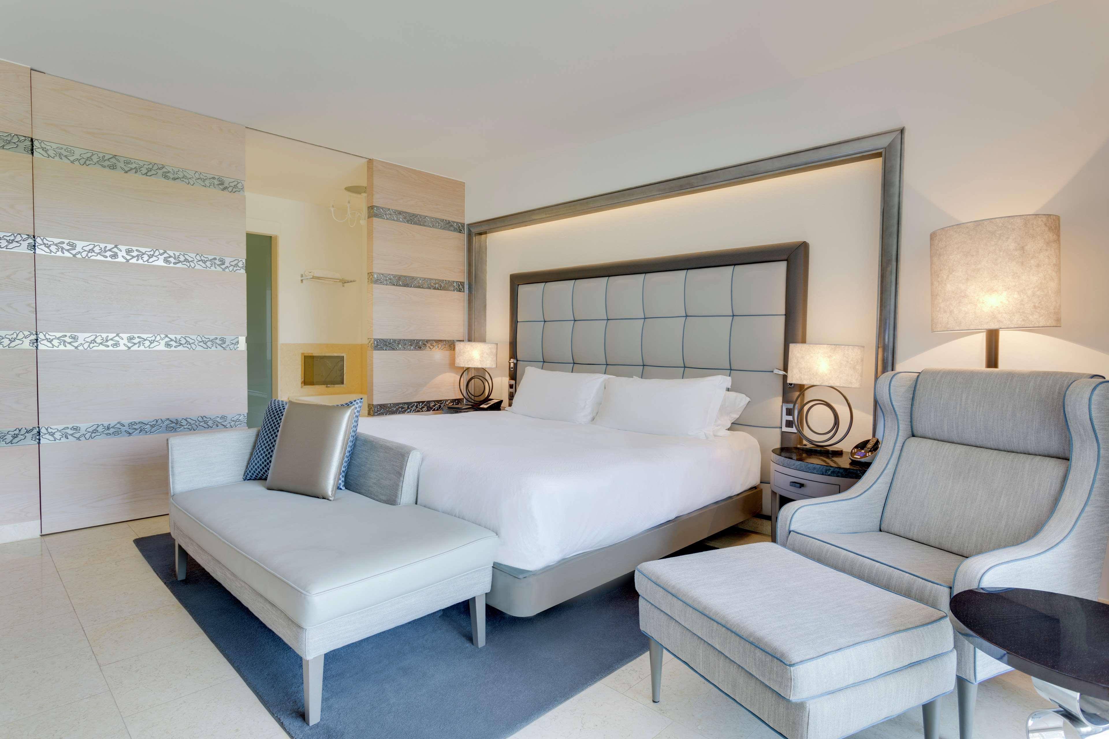 Guest Room, King Bed