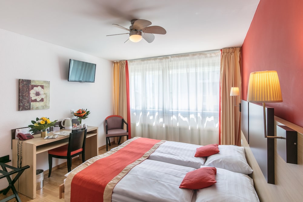 HOTEL BON PORT 13/40