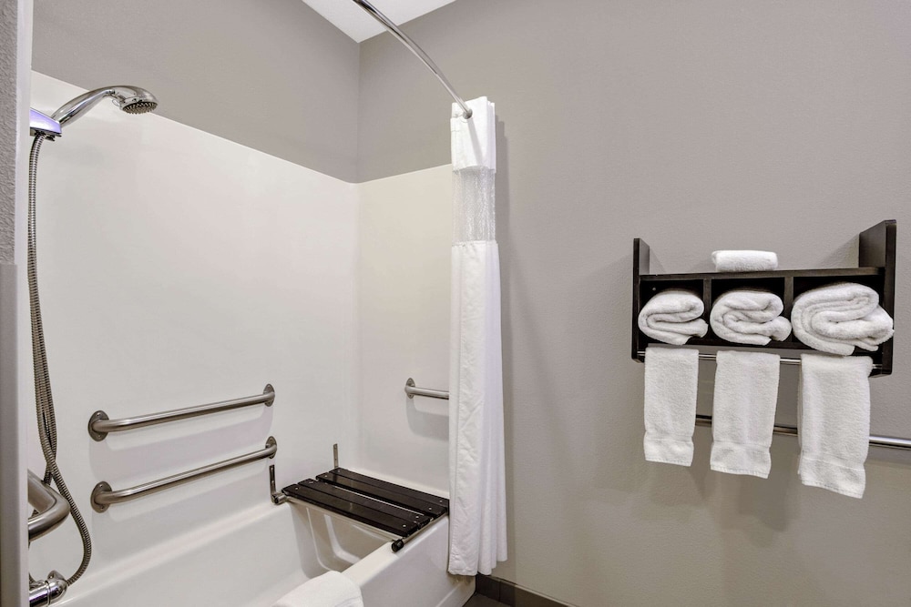 La Quinta Inn & Suites by Wyndham Fayetteville 26/59