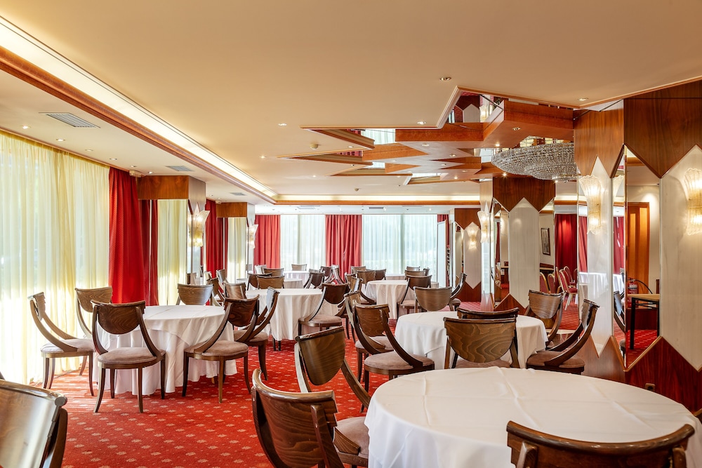 Oasis Hotel Apartments 38/43