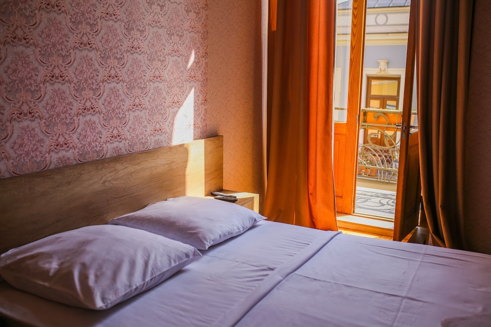 Friendly Hotel 9/50