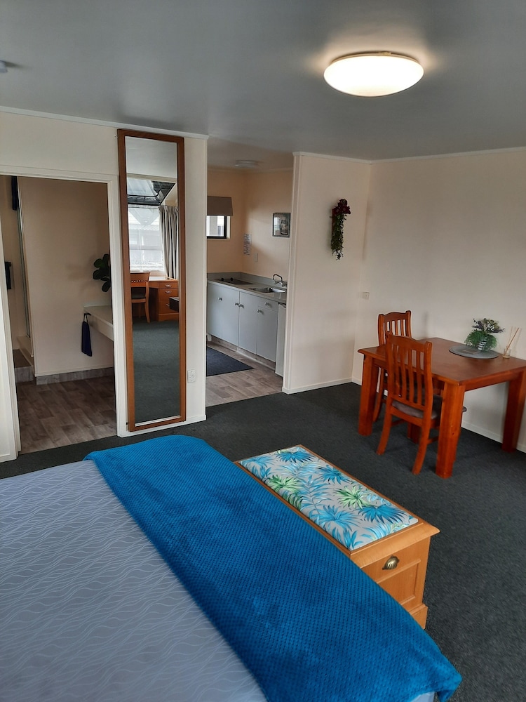 Pembrooke Motor Lodge, Whangarei 19/29