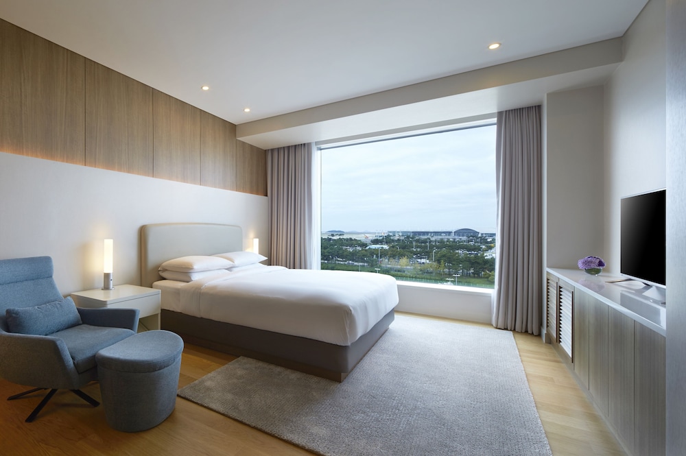 DELUXE, KING BED, WEST TOWER