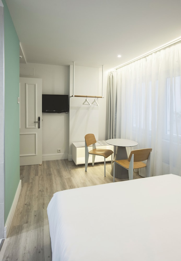ROOM, SINGLE