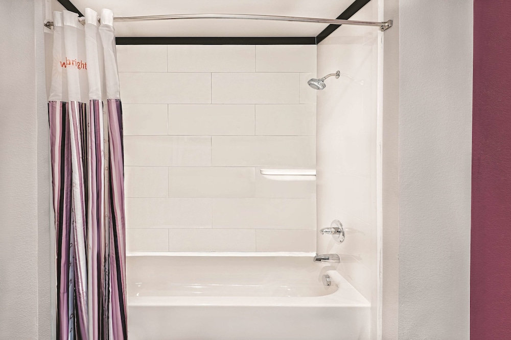 La Quinta Inn & Suites by Wyndham Dallas Grand Prairie North 11/42