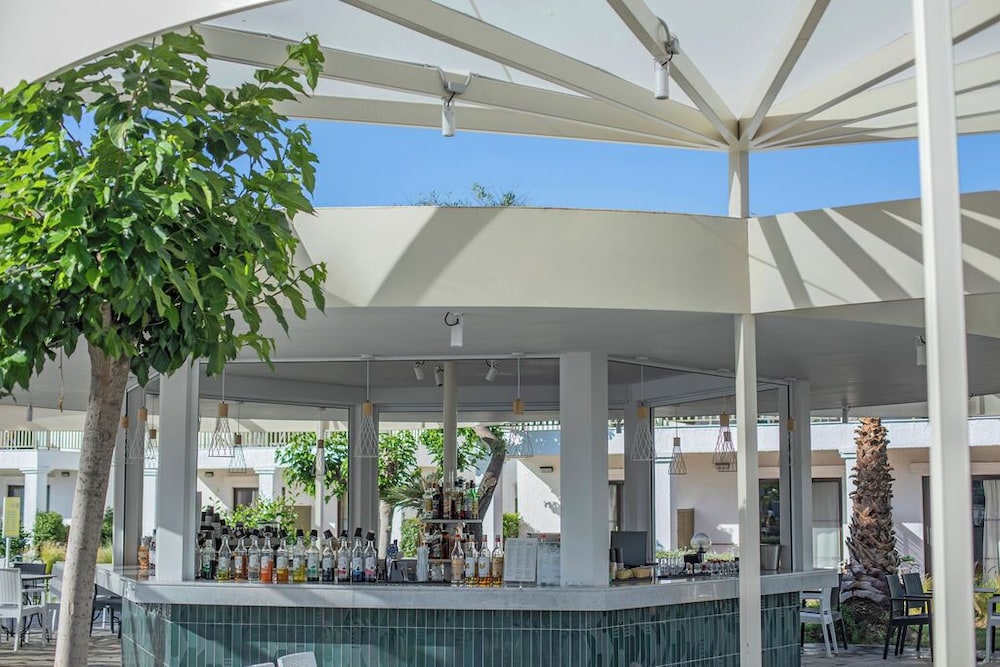 Golden Coast Hotel and Bungalows 6/75