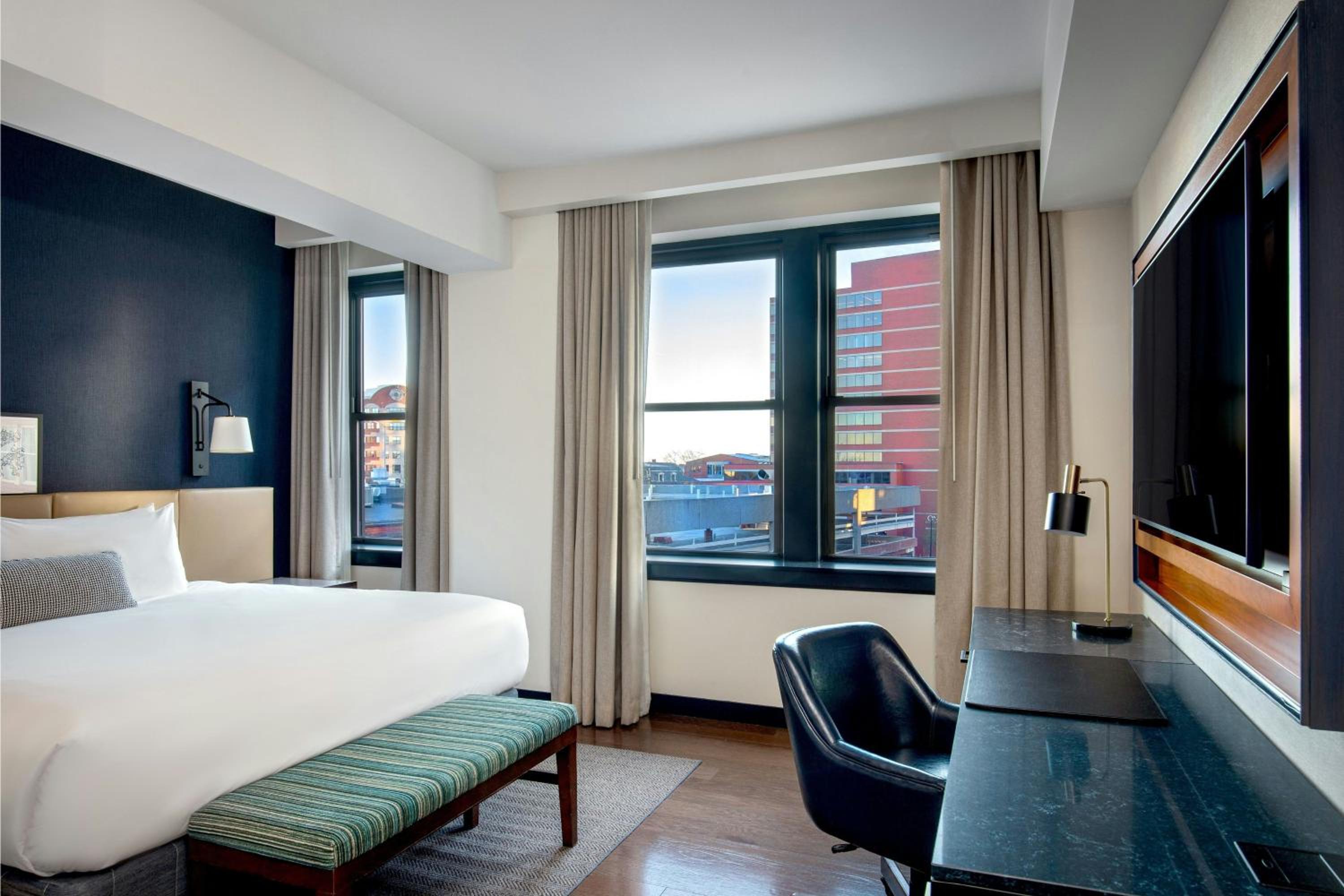 Guest Room, Deluxe, King Bed