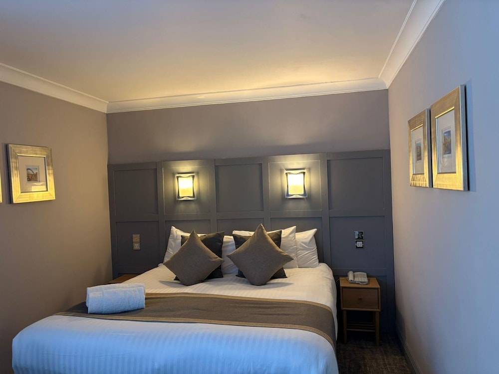 The Caledonian Hotel 12/62