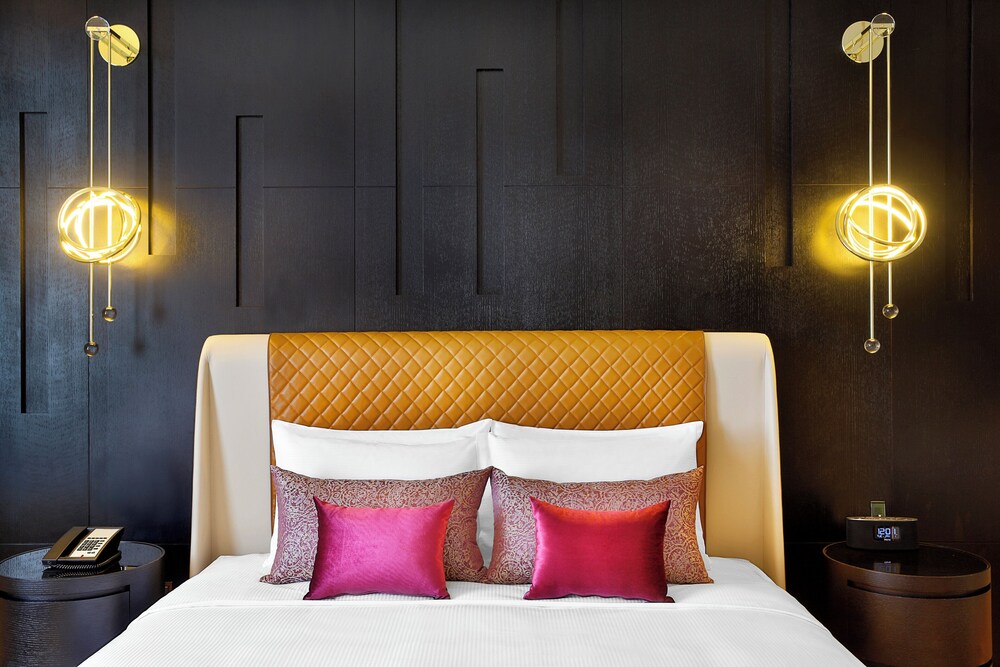 CLARKES HOTEL 19/50