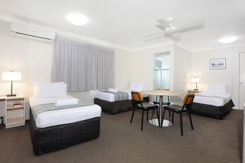 MOTEL, 3 BEDS