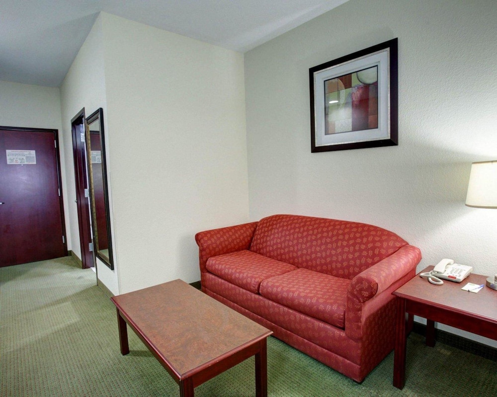 Quality Inn Rockdale TX 26/34
