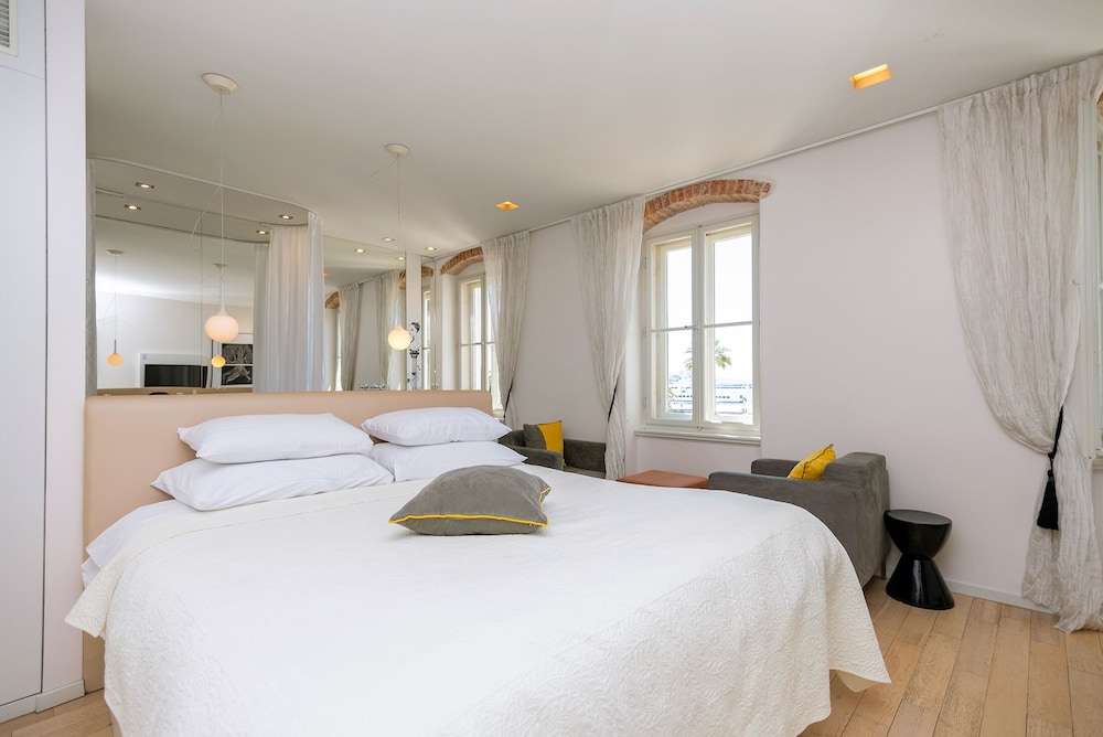 Riva Luxury Suites 14/50
