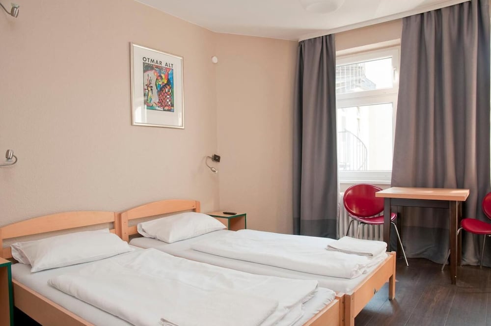 Happy Hotel Berlin 11/50