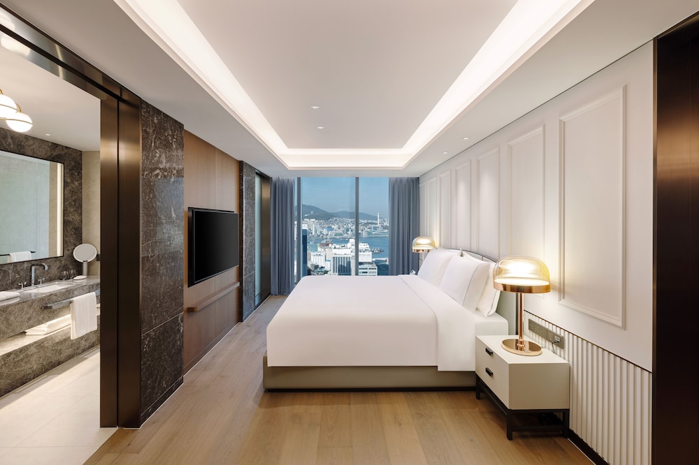 EXECUTIVE, SUITE, KING BED