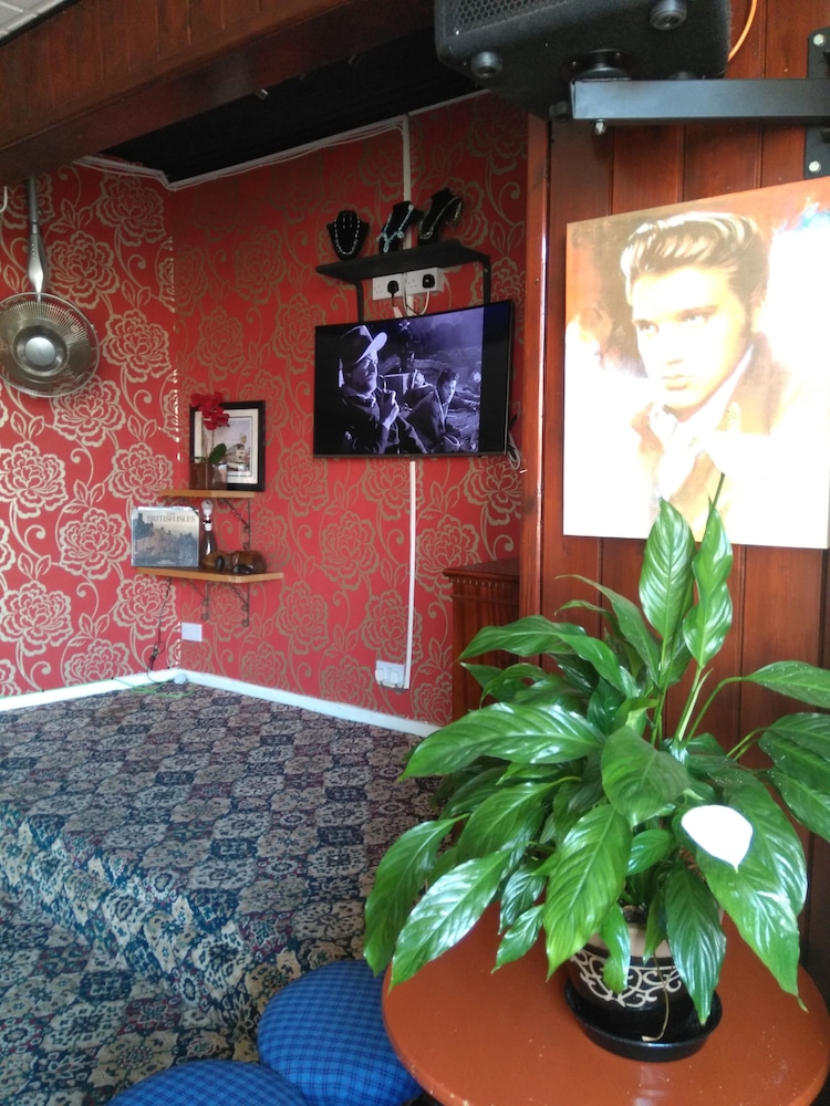 Aunties Coliseum Hotel 2/50