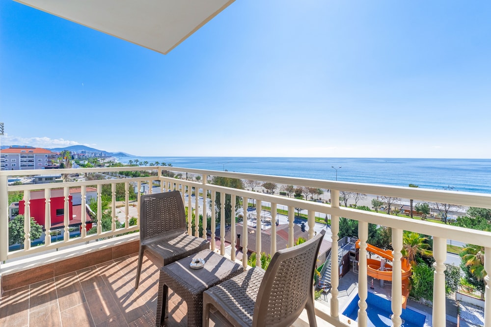 Sey Beach Hotel & Spa 35/50