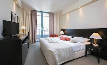 Standard, Single, Double or Twin Bed, Mountain Side