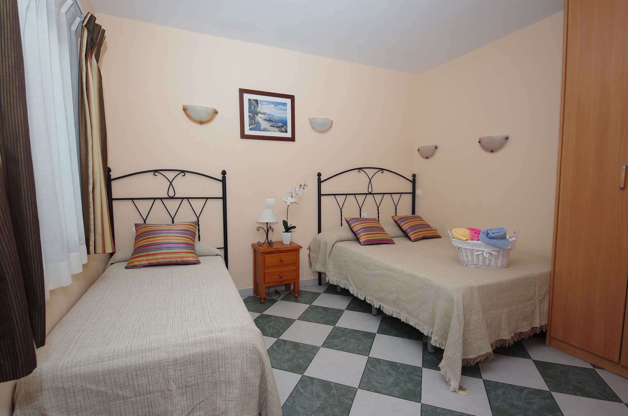 ROOM, TRIPLE, PRIVATE BATHROOM