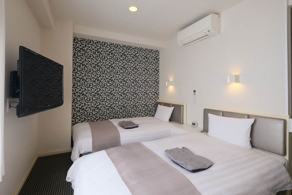 ROOM, TWIN BEDS