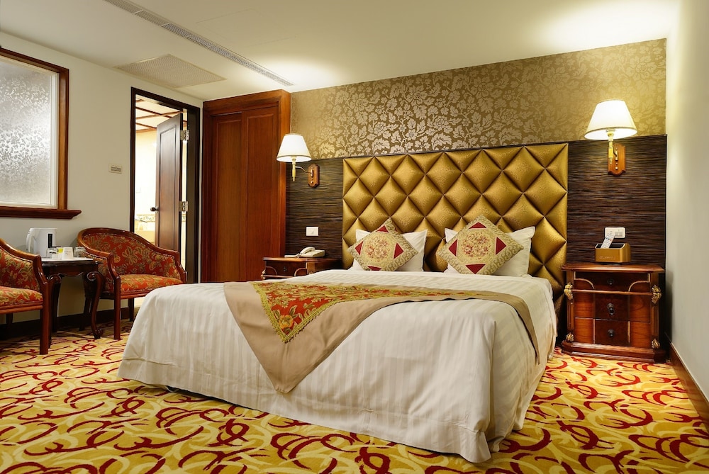 Elegant, Double Bed, Hot Tub, Bathtub
