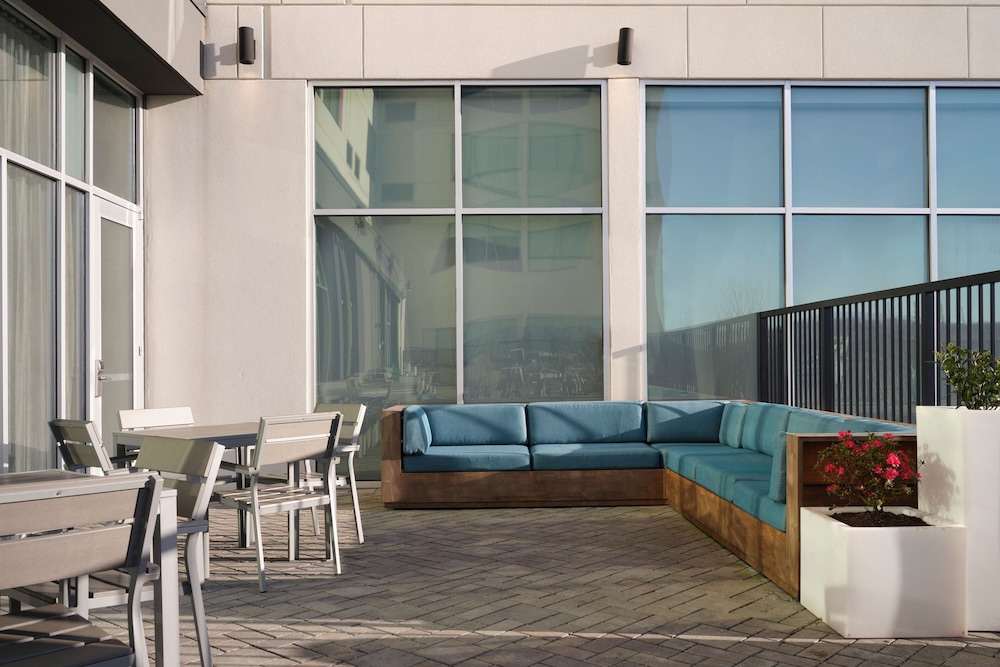 Aloft Knoxville West 36/59