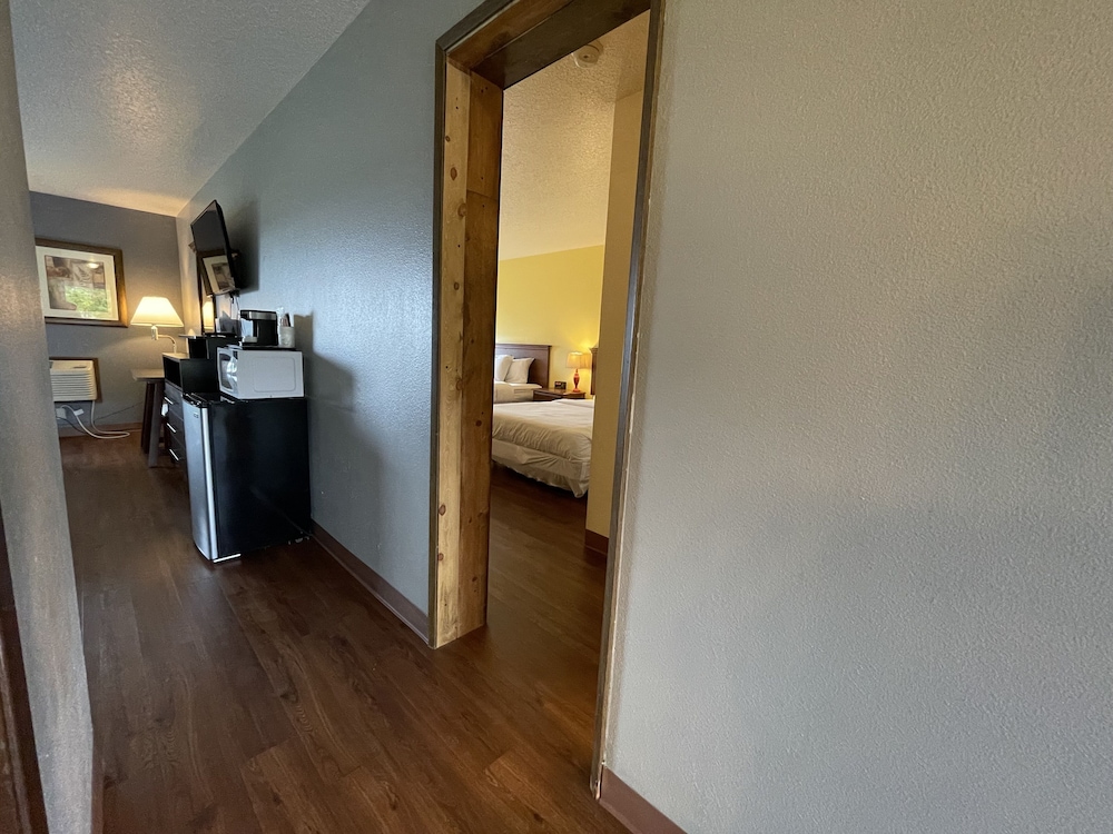 Sunnyside Inn & Suites 39/52