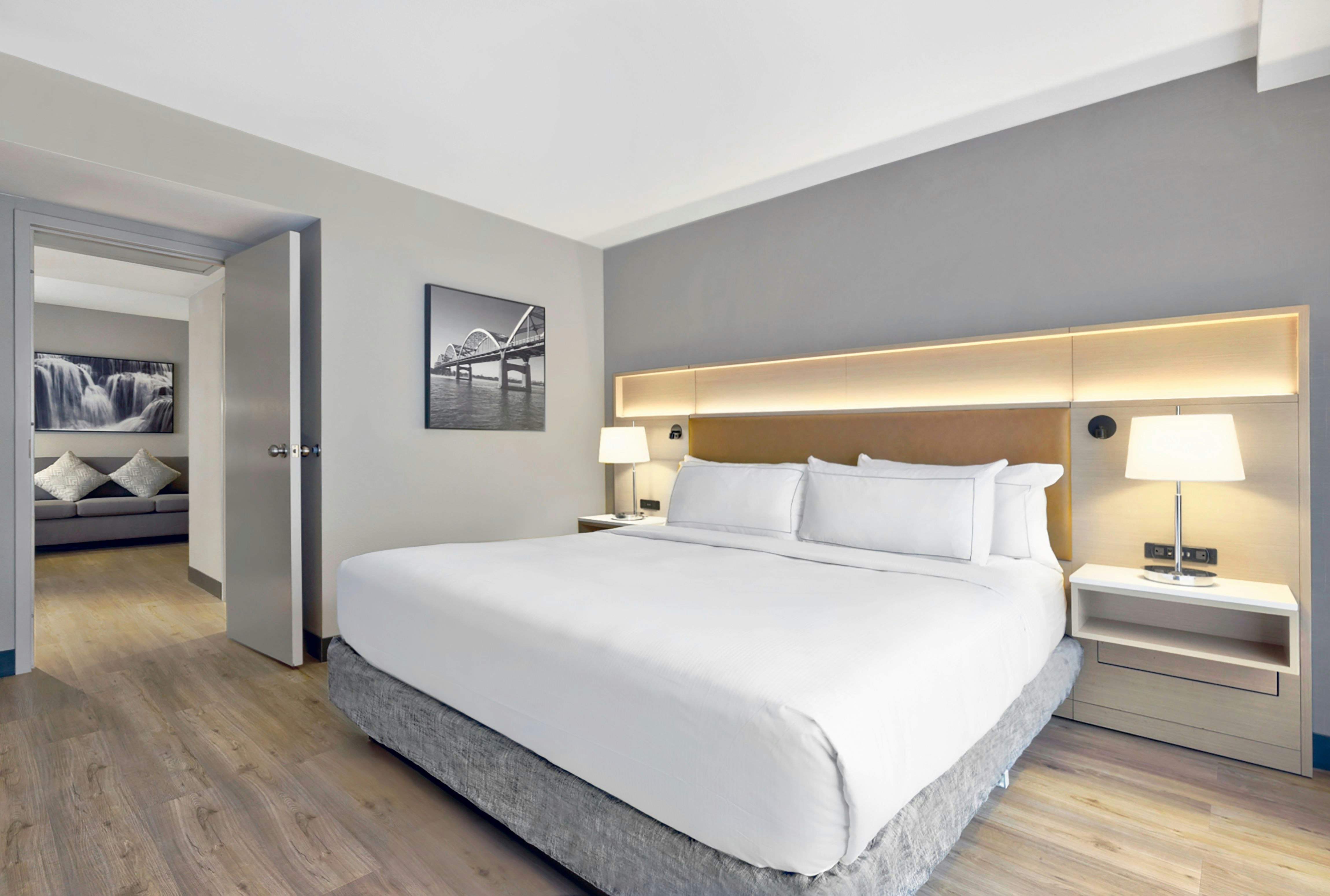 2 Rooms, Suite, King Bed, Partial View
