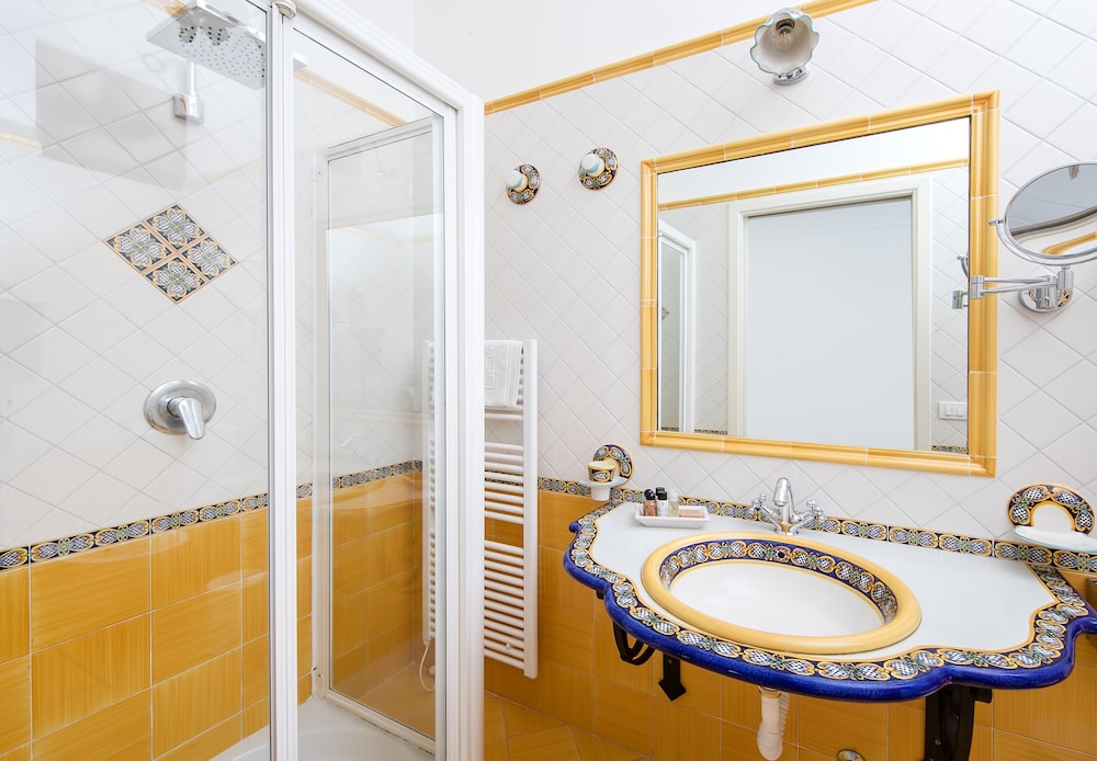 غرفة ديلوكس بسرير كينج بإطلالة على البحر بشرفة، Hotel Onda Verde 3/4