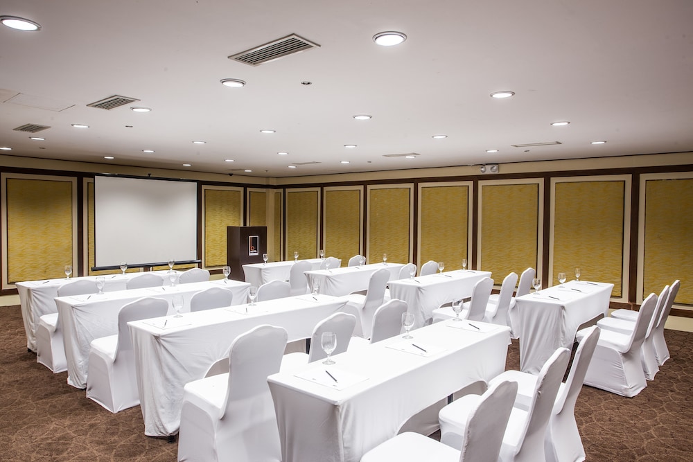 B Hotel Alabang 52/54
