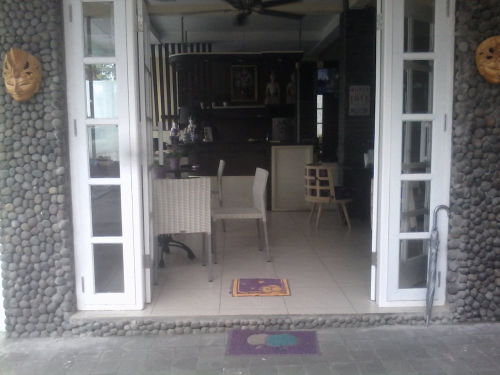 Griya Nendra Hotel 3/50