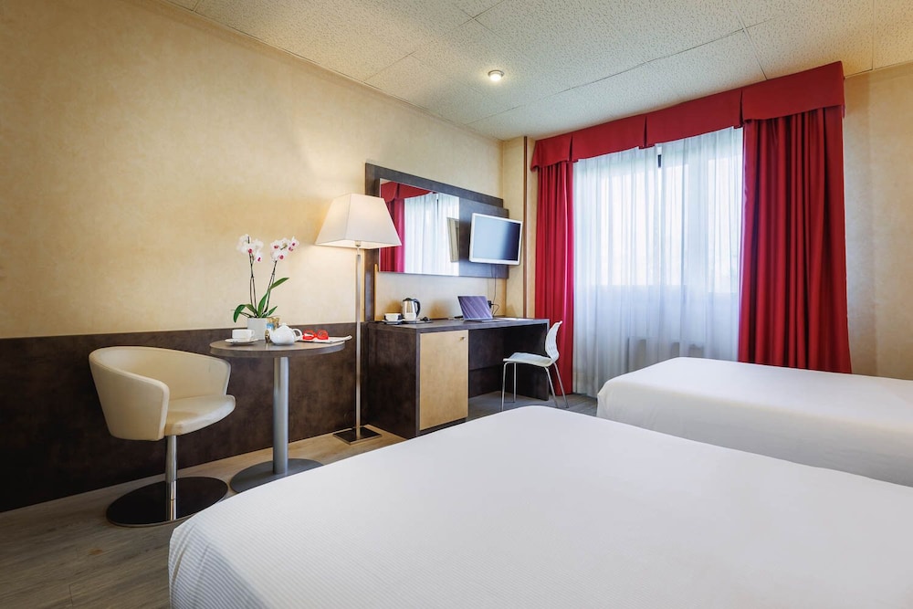 Room at IH BOLOGNA AMADEUS, BOLOGNA