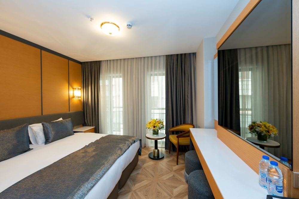 LUXURY, DOUBLE OR TWIN BED, CITY VIEW