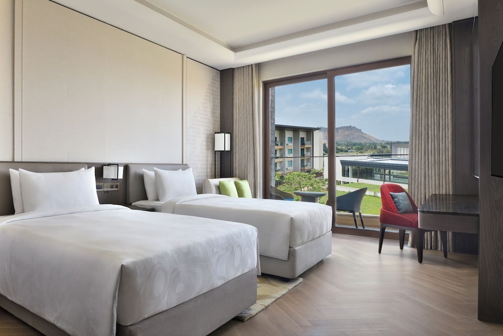 Club, Suite, King Bed, Golf Course View, Corner
