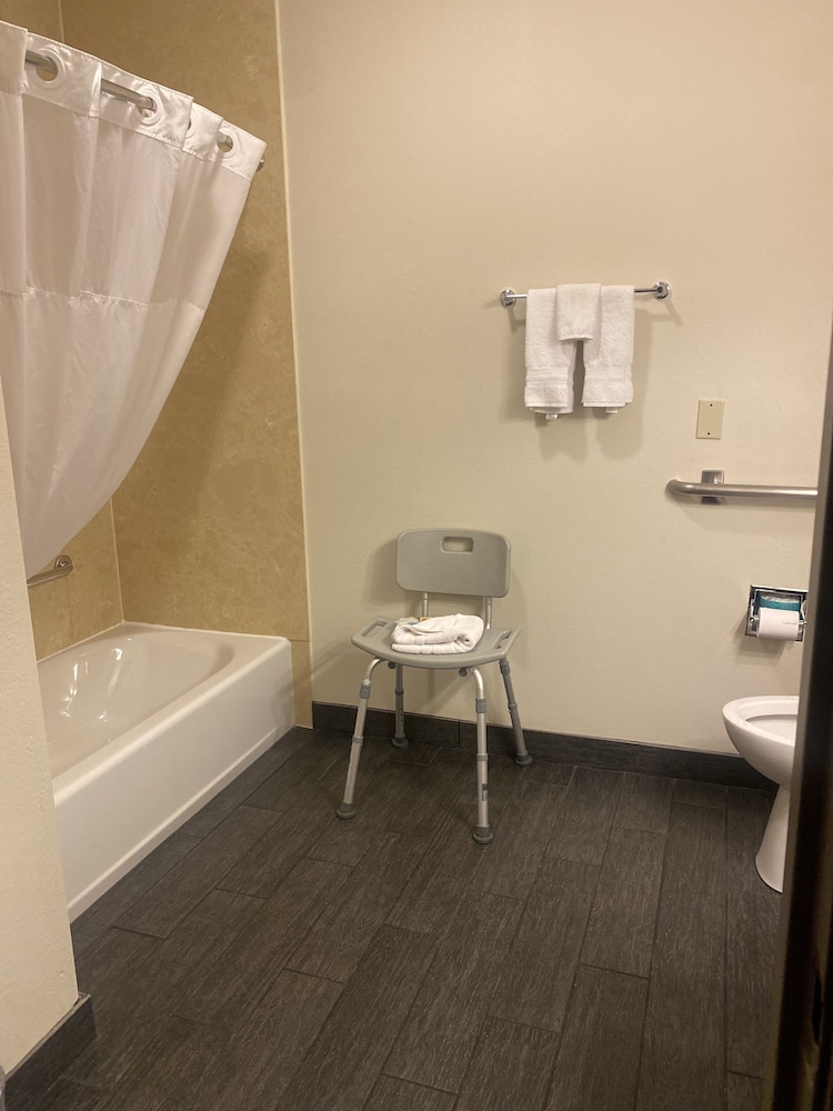 Best Western Plus The Four Corners Inn 30/69