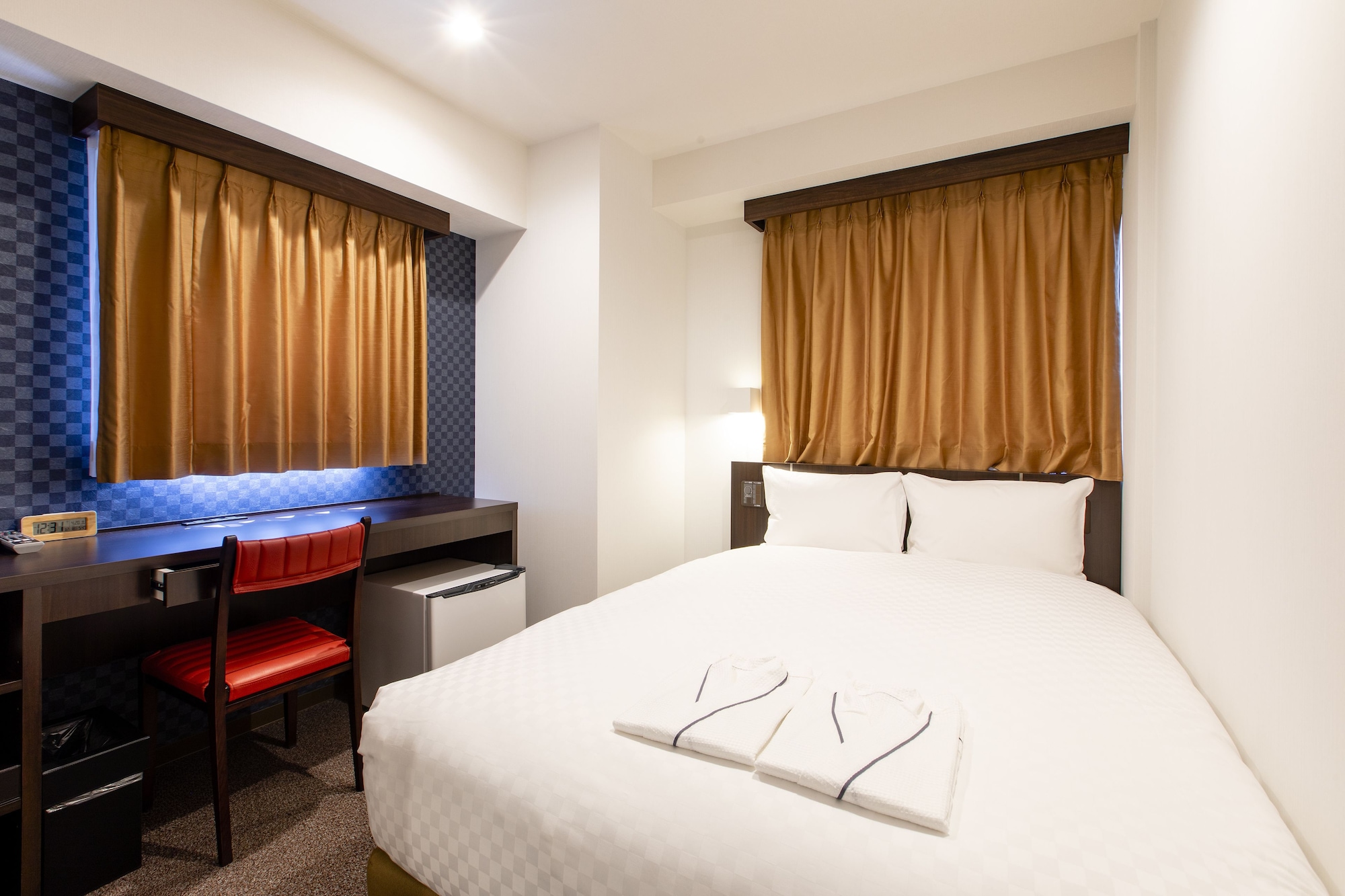 SEMI ROOM, SEMI DOUBLE BED