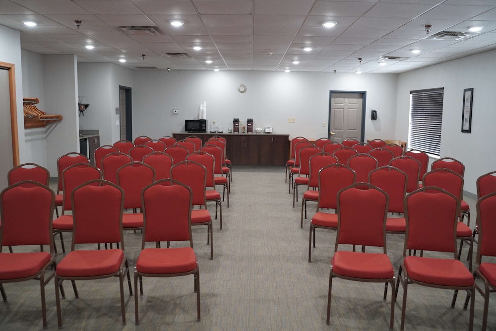 Country Inn & Suites by Radisson, Watertown, SD 20/21