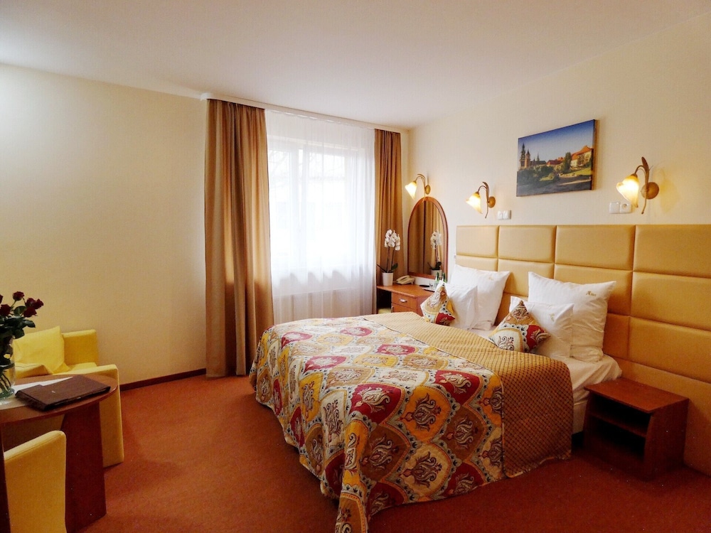 SUPERIOR, TRIPLE, 3 BEDS, KITCHENETTE