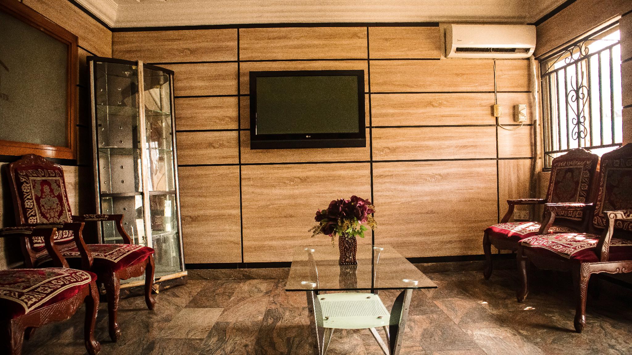 AES Luxury Apartments 15/17