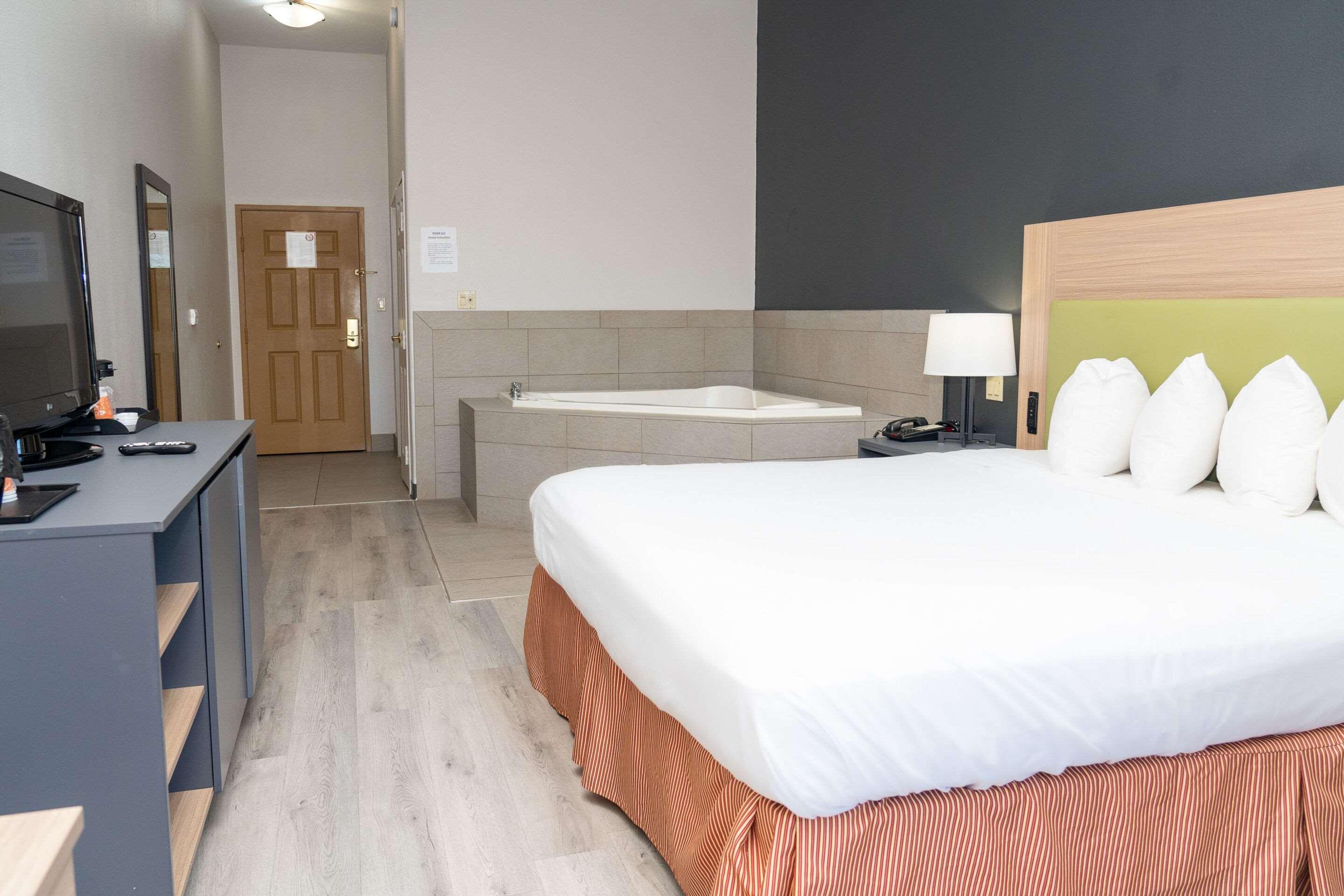 SUITE, KING BED