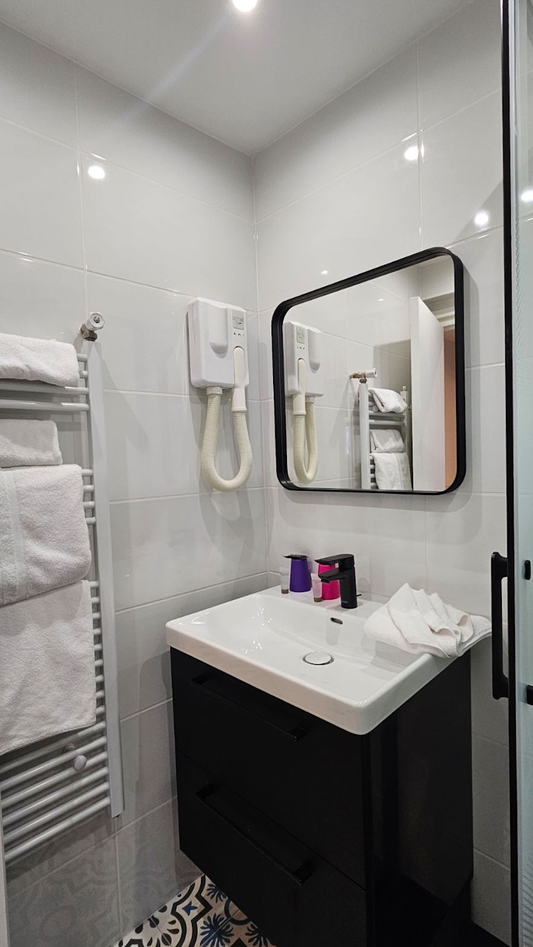 PANAM HOTEL PARIS GAMBETTA (ex Superhotel) 48/50