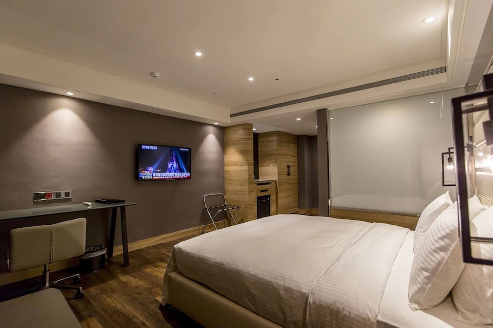 BUSINESS, DOUBLE BED