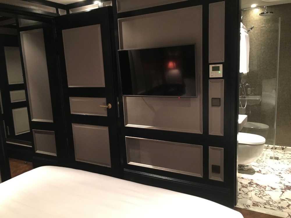 Mimi's Hotel Soho 11/63